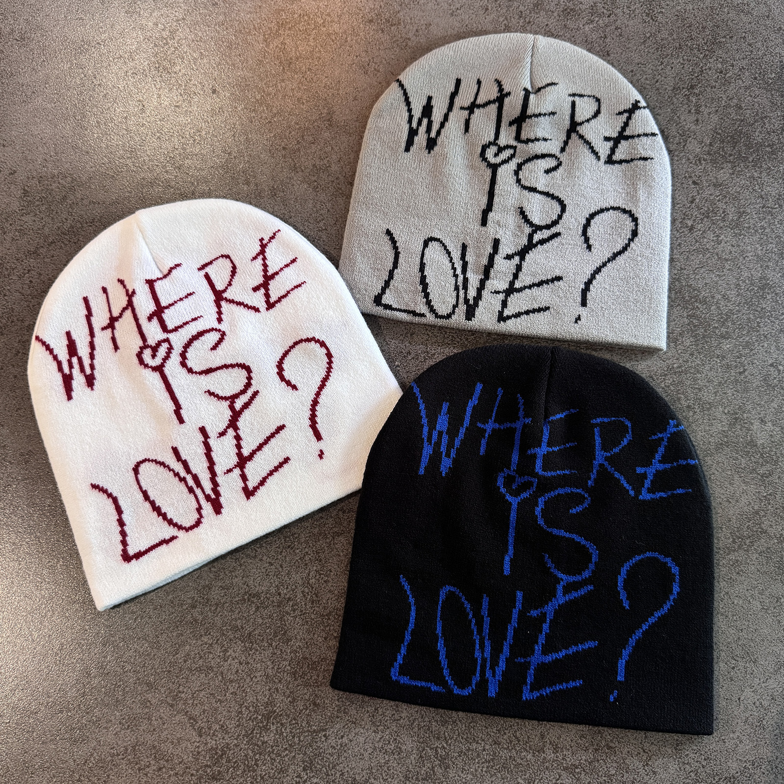 Gorro de Malha com Letras e Blocos de Cor