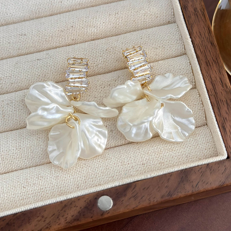 Orecchini con Pendenti a Petali Perlati Strass