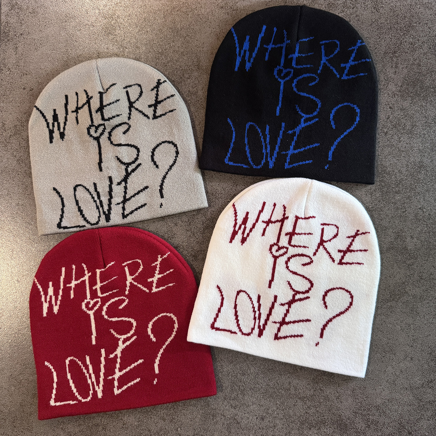 Gorro de Malha com Letras e Blocos de Cor