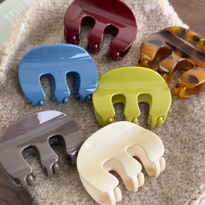 Agrafă de păr în formă de M