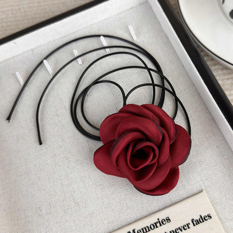 Сатинове намисто з камелією