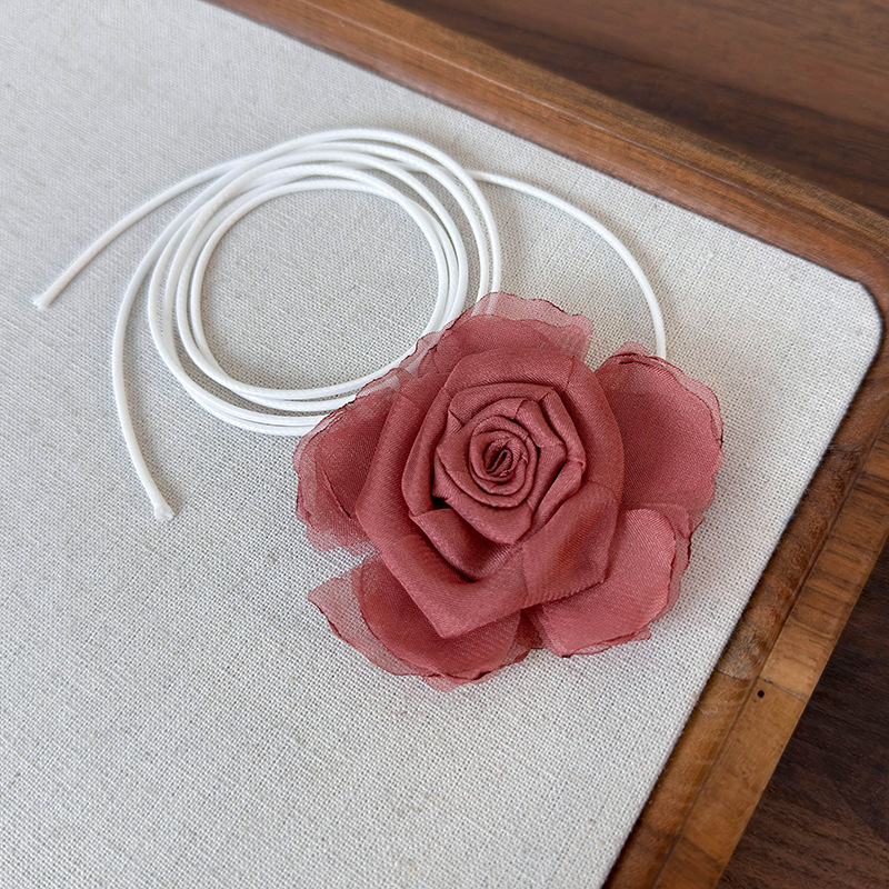 สร้อยคอช็อกเกอร์ดอกกุหลาบแห้งและดอกคาเมลเลีย