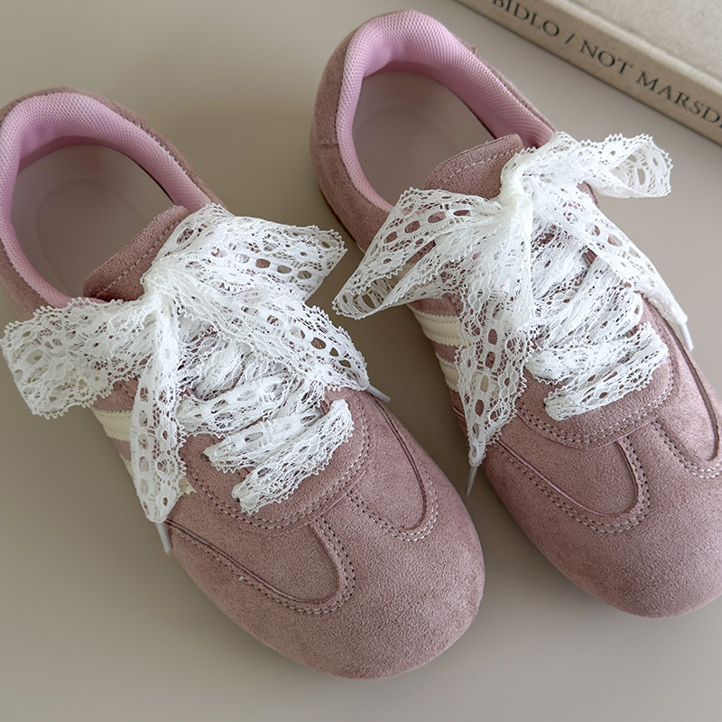 أربطة أحذية رياضية بيضاء كلاسيكية