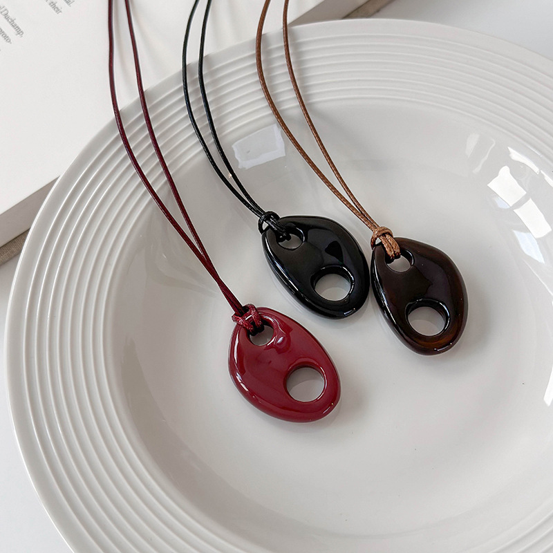 Collana Lunga Nera con Pendente Resina Naso di Maiale