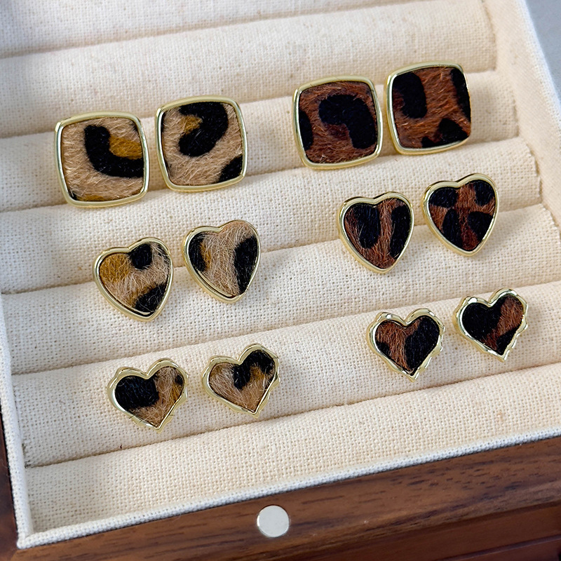 Geometrické Náušnice Srdce s Leopardím Potiskem