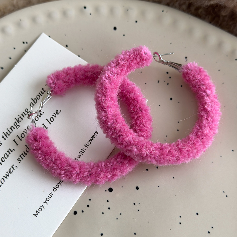 أقراط دائرة ناعمة وطرية