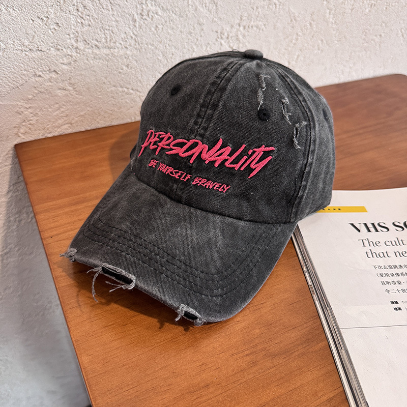 Boné de Baseball Lavado e Desgastado com Letras Rasgadas