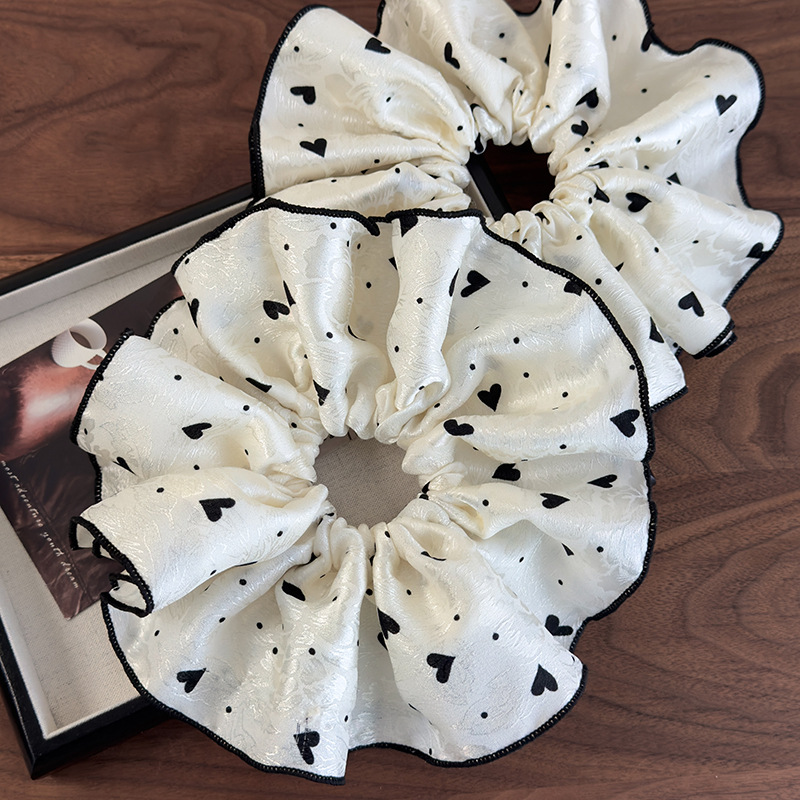 ダブルレイヤー ベージュハートスクランチー