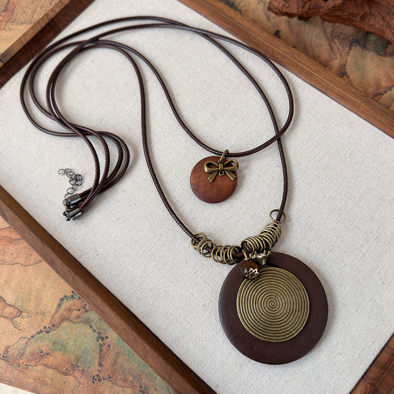 レイヤードビーズネックレス フェザーペンダント付き