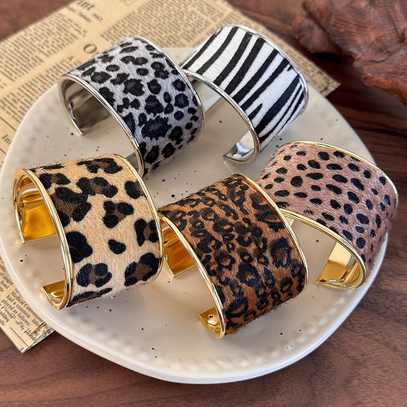 Браслет з відкритою манжетою леопардового та зебрового принту