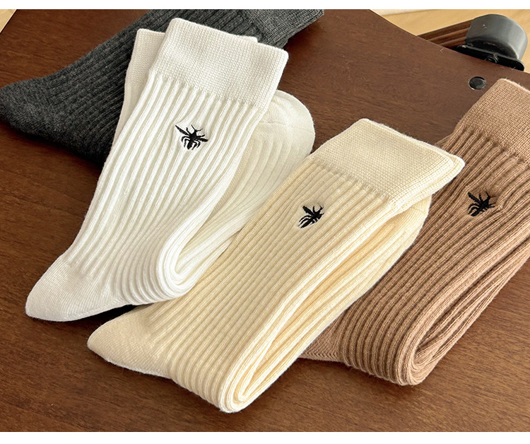 Meias Mid-Calf Bordadas com Abelha
