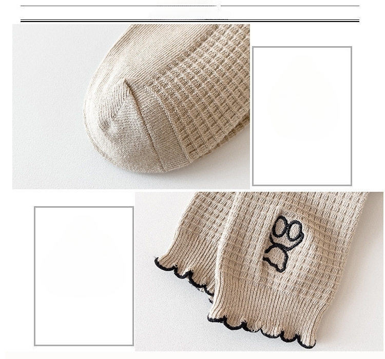 Meias de Cano Médio de Renda com Urso Bordado