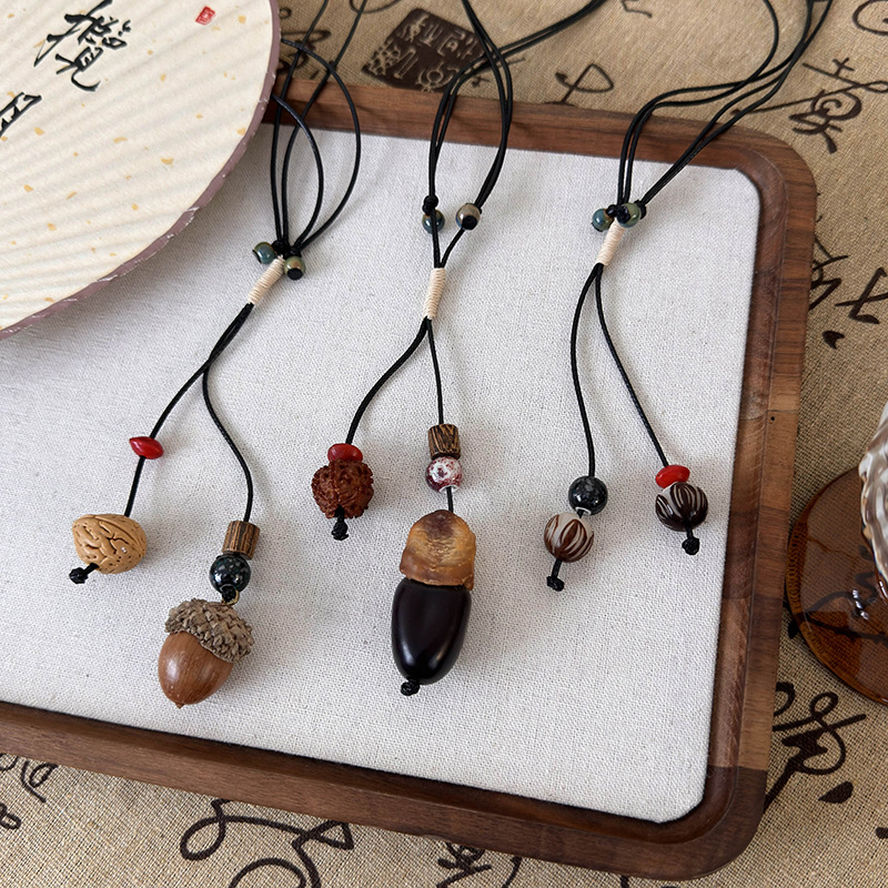 قلادة صنوبر خزفية مضفورة