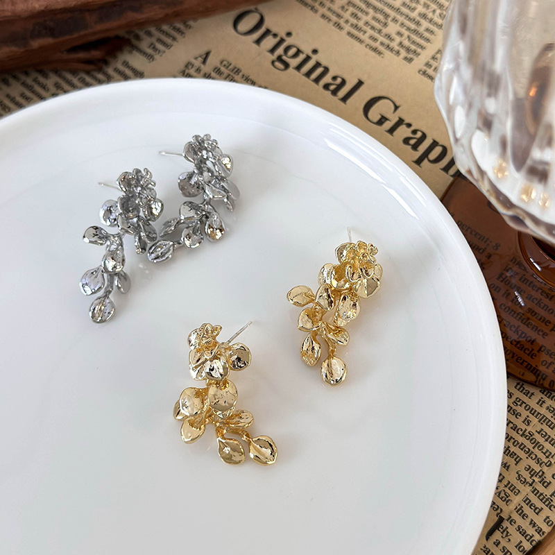 أقراط معدنية بتصميم الزهور والأوراق والشرابات