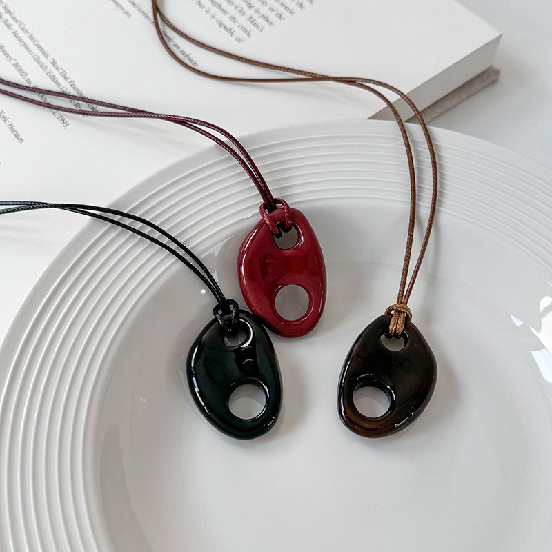 Collana Lunga Nera con Pendente Resina Naso di Maiale