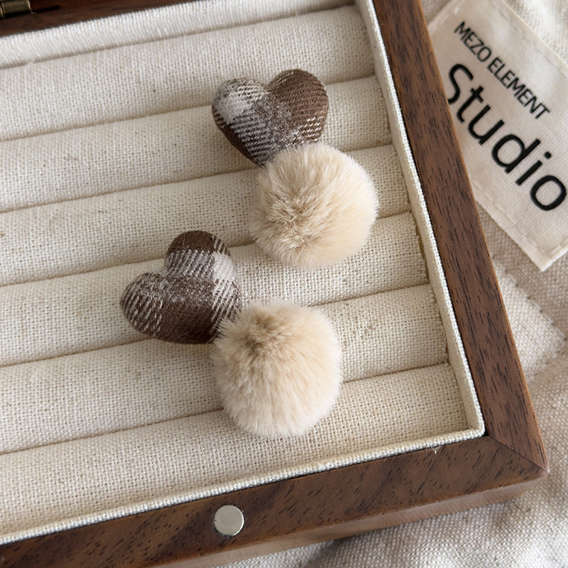 토우프 체크 하트 폼폼 귀걸이