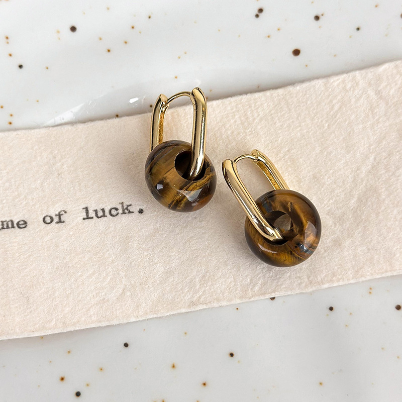 أقراط متدلية من عين النمر