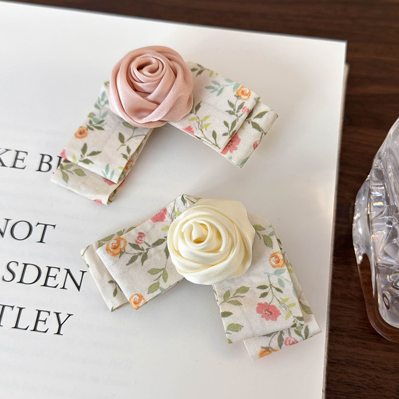 Цветочная заколка-уточка с розовым бантом