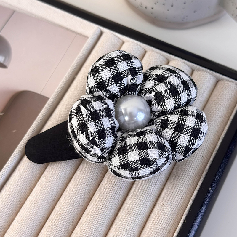 Μαύρο-Λευκό Καρέ Κλιπ Μαλλιών με Λουλούδι και Μαργαριτάρι