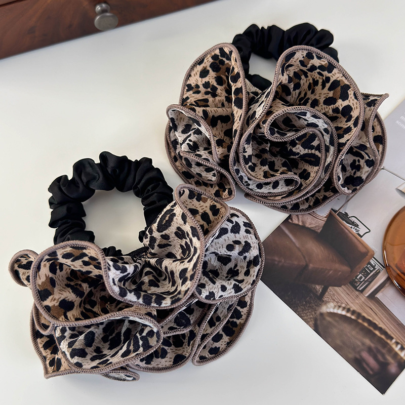 Leopardmönstrad Ruffle Blomma Scrunchy