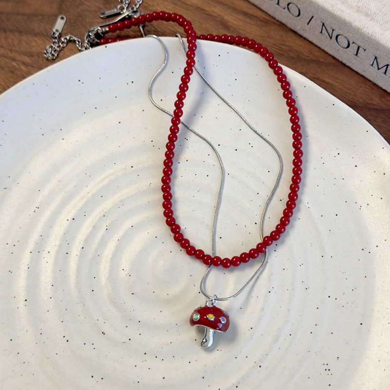 Červený Houbový Náhrdelník s Korálky