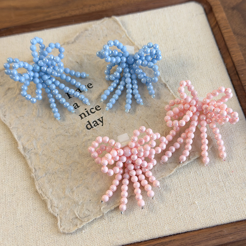 ビーズボウとタッセル付きシュークリップ