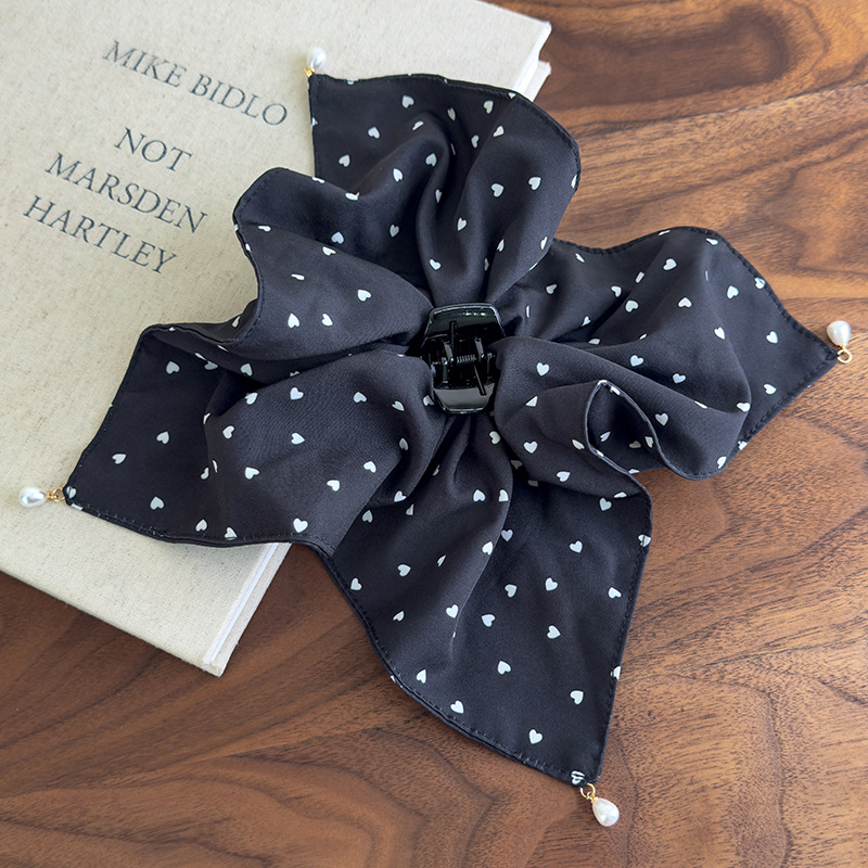 กิ๊บติดผมลายหัวใจและพวงหรีด