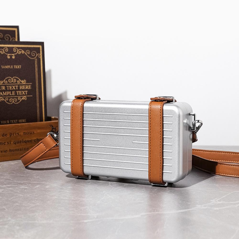 ハードシェルクロスボディバッグ