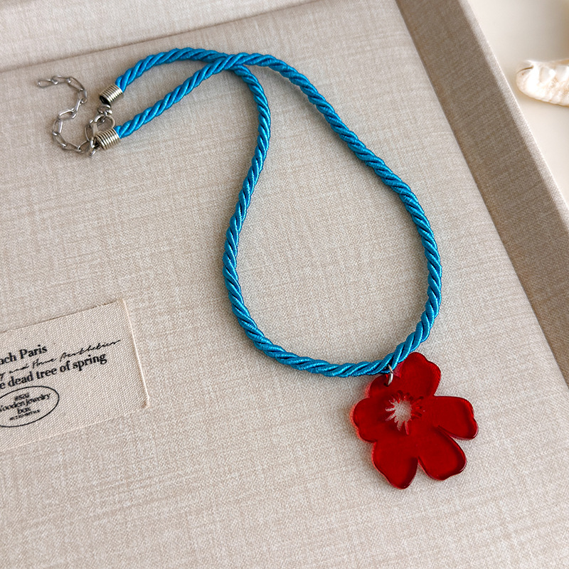 Блакитне намисто з мушлями та намистинами