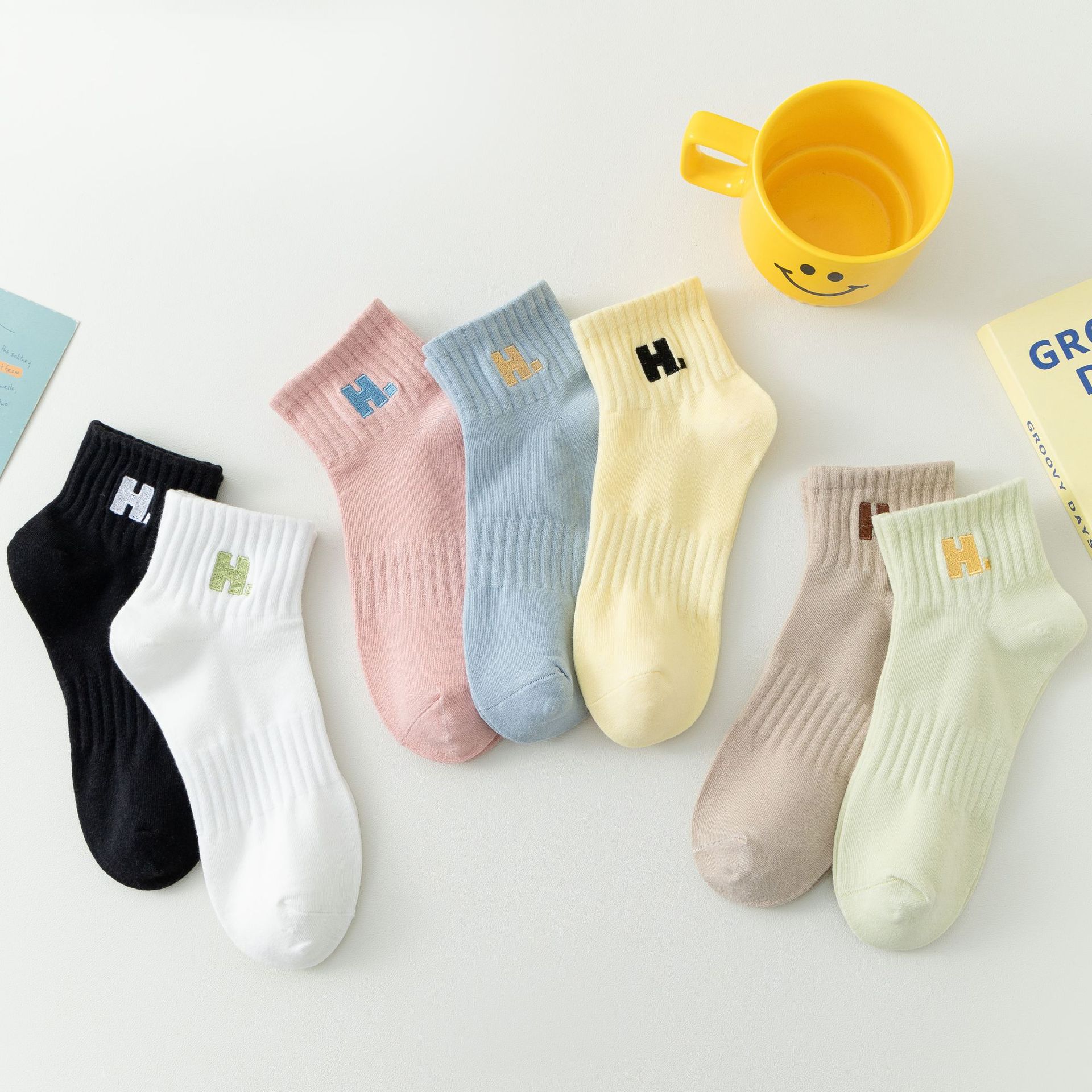 Șosete cu litera H brodată