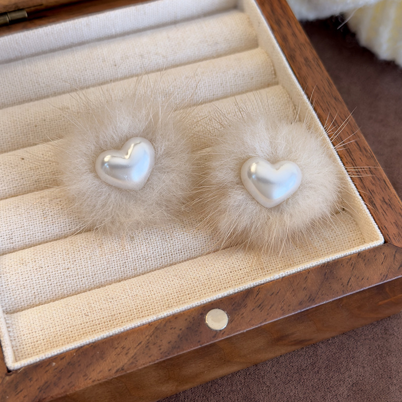 Zimní Náušnice se Srdcem a Perlami z Umělé Kožešiny