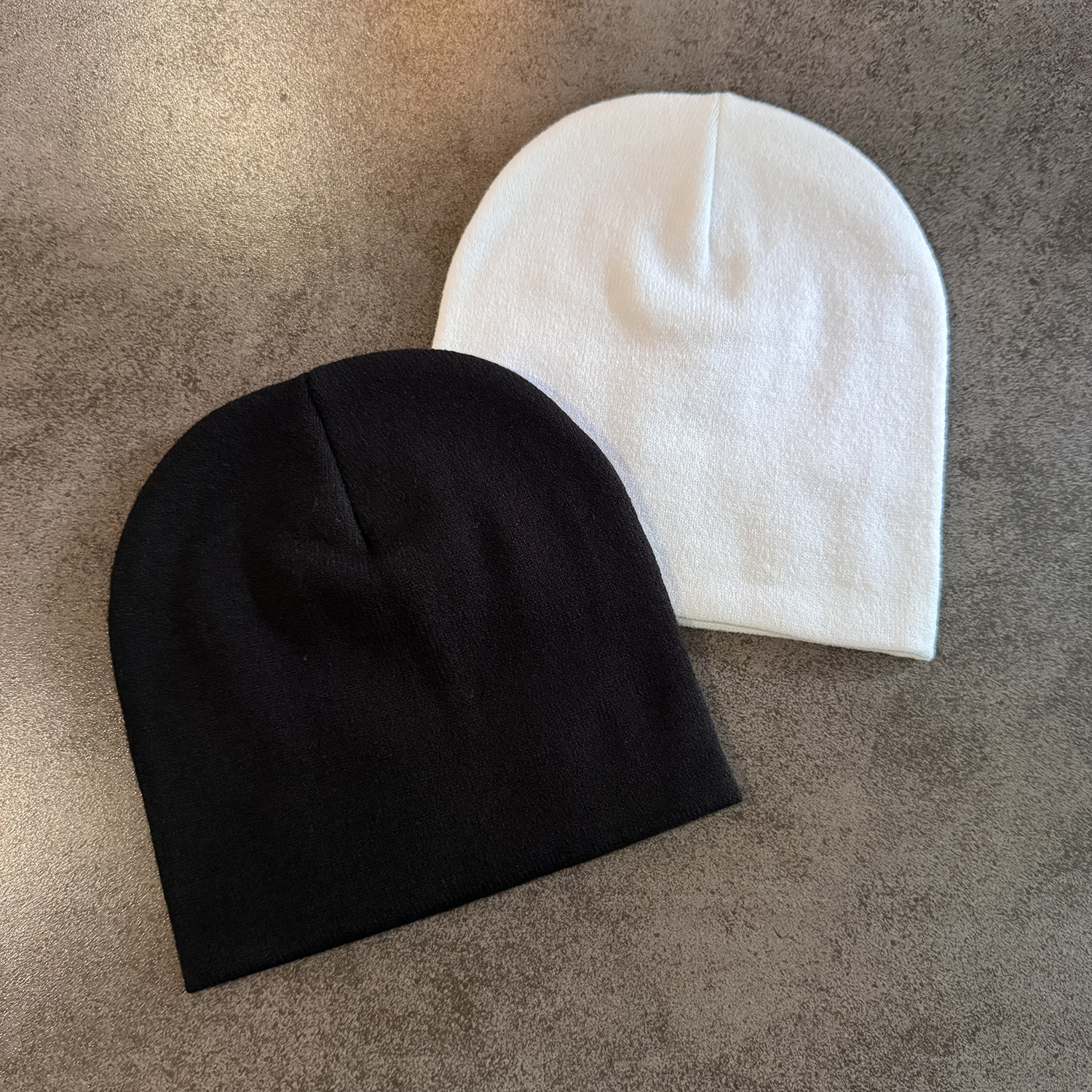 Gorro de Malha com Letras e Blocos de Cor