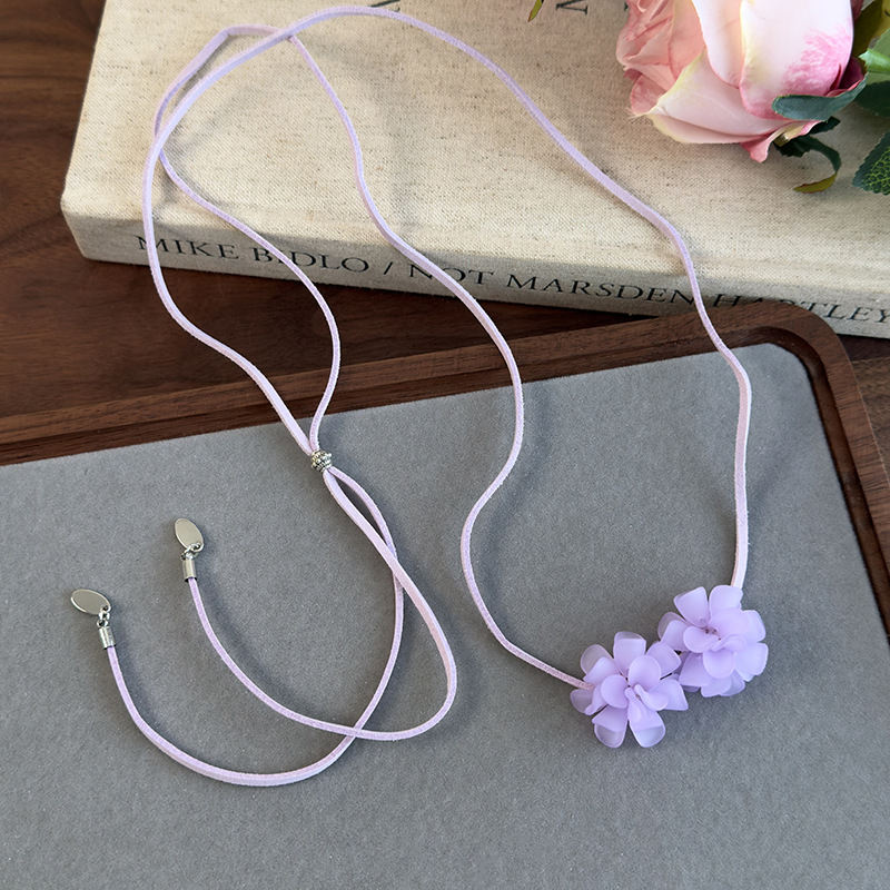 قلادة تشوكر بزهرة الكاميليا