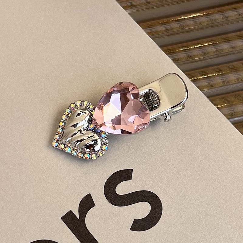 Боковая заколка с розовым стразами в виде сердца