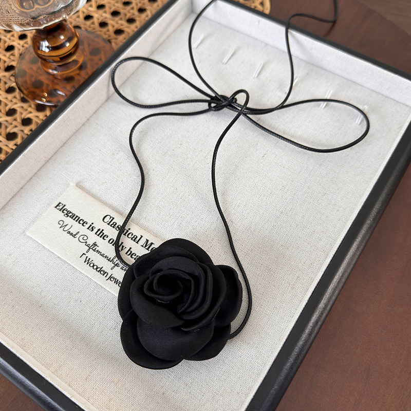 Кольє-чокер з квітковими трояндами