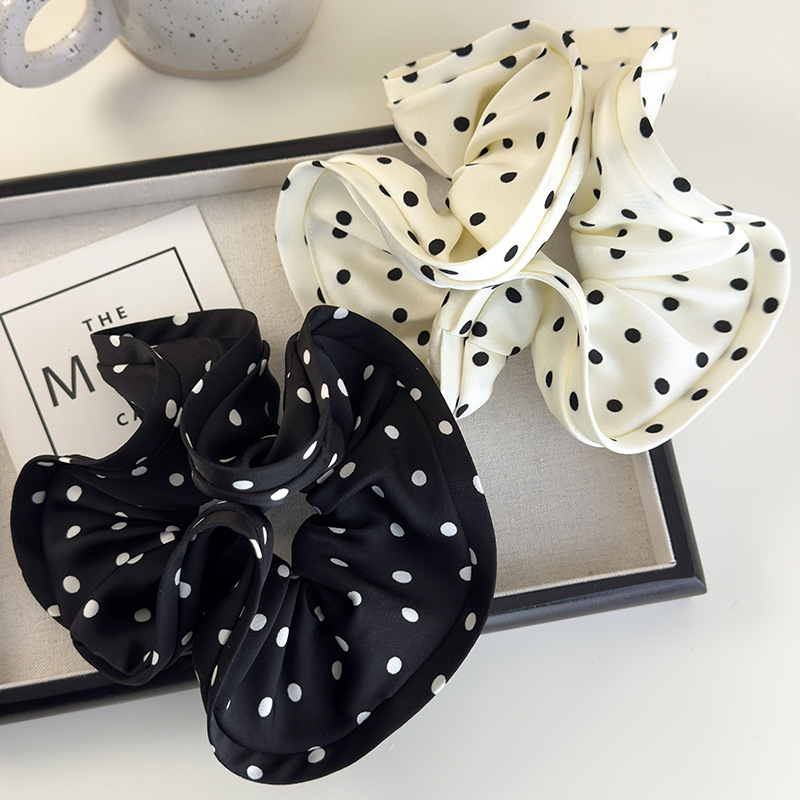 Franska Satäng Polka Dot Ruffle Scrunchy