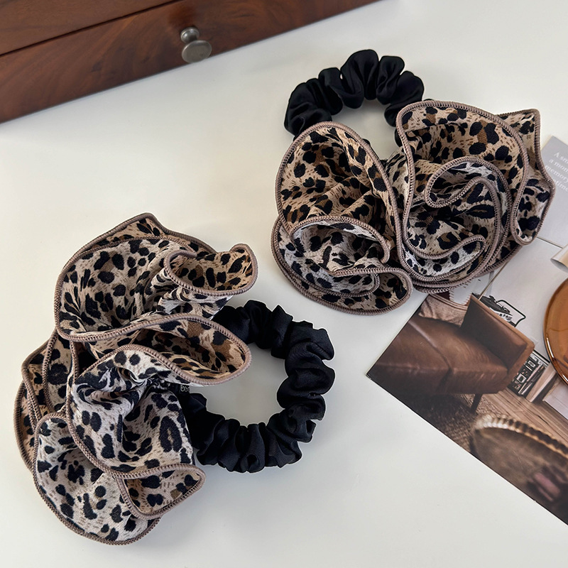 Leopardmönstrad Ruffle Blomma Scrunchy