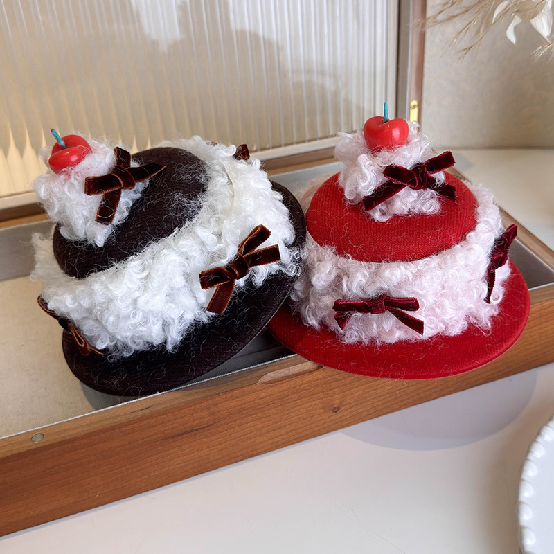 مشبك شعر كعكة الكريمة والكرز