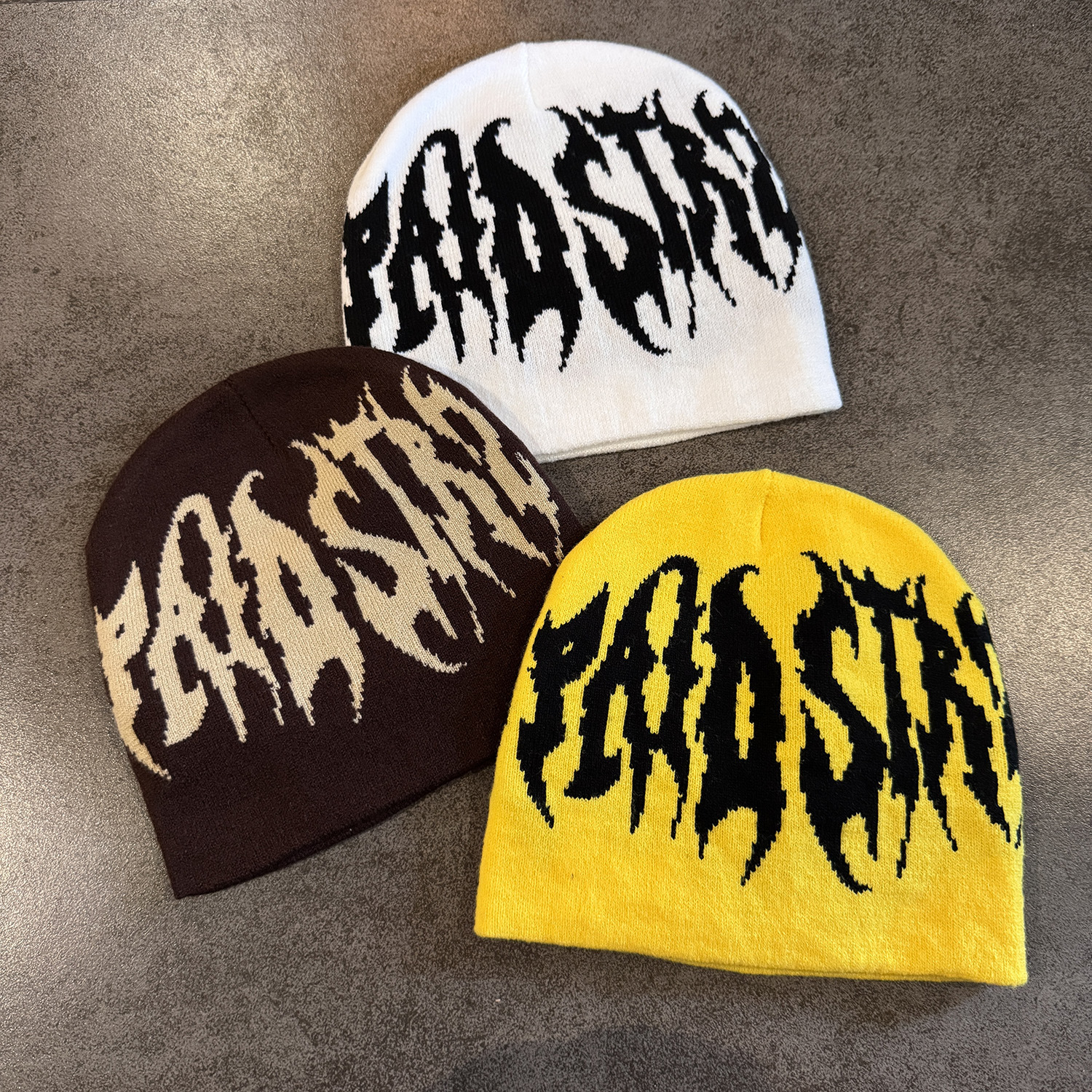 Gorro de Malha Dupla Face com Letras