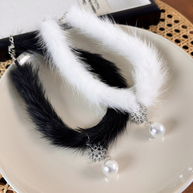 Намисто з лисячим хутром та перлинами