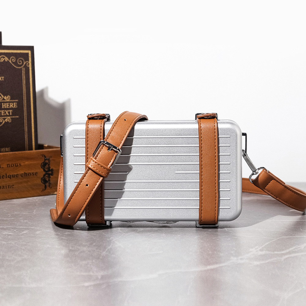 ハードシェルクロスボディバッグ