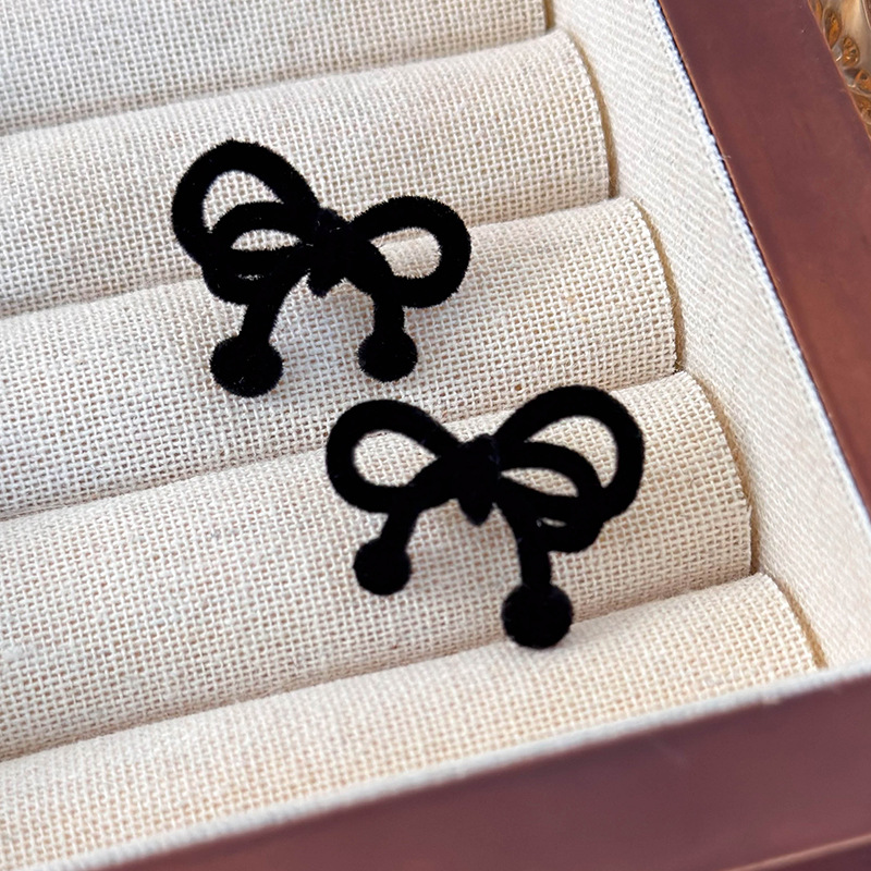 Kolczyki Vintage z Aksamitną Kokardką