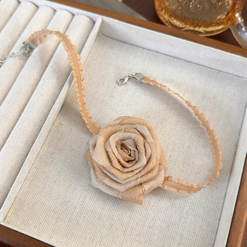 Намисто-чокер із засушеною трояндою