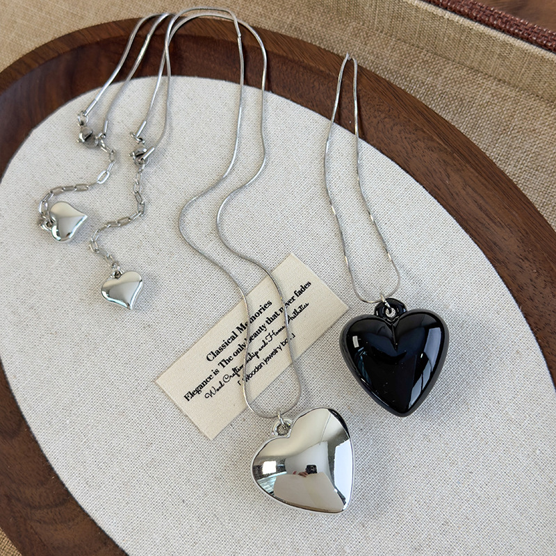 Намисто з серцем та зміїстим ланцюжком